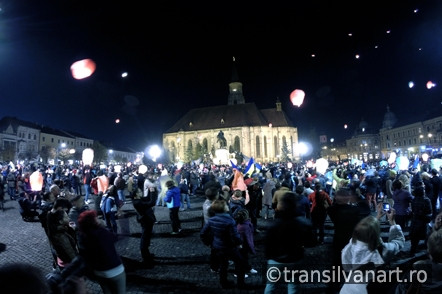 Time lapse – 1000 de lampioane lansate in Cluj, in cinstea Majestatii sale, Regele Mihai