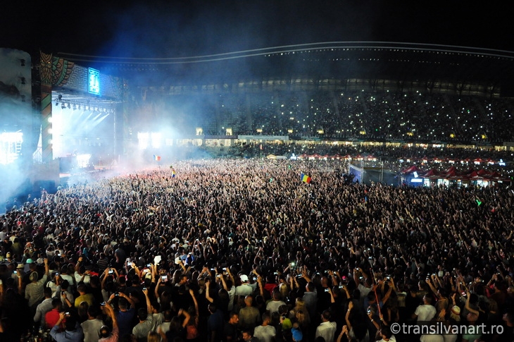 Parting crowd of people during a David Guetta concert